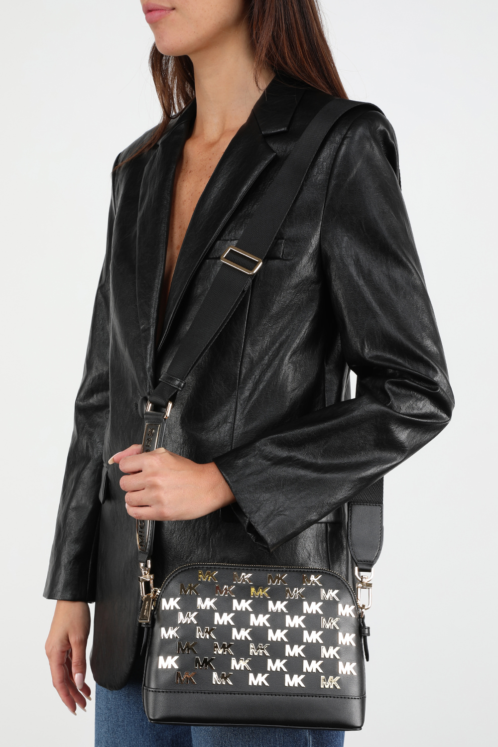 תמונת כל הלוק של תיק קרוס דום בגודל גדול עם דוגמה לוגומאנית מוזהבת